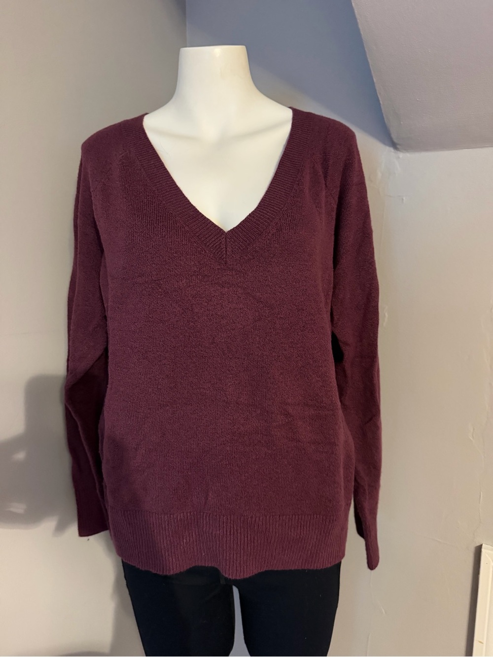 Old Navy Women's V-Neck Sweater in Burgundy